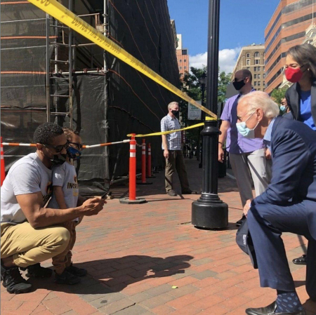 조 바이든 전 부통령이 지난 5월 31일 델라웨어주 월밍턴의 시위 현장을 방문해 아이와 이야기를 나누고 있다. (출처: 조 바이든 인스타그램)