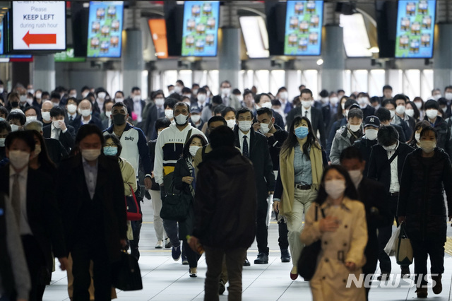 지난달 27일(현지시간) 일본 도쿄의 지하철역에서 신종 코로나바이러스 감염증(코로나19)을 막으려고 마스크를 낀 시민들이 걷고 있다. (출처: 뉴시스)