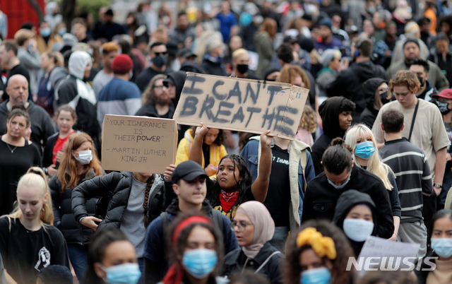 1일(현지시간) 뉴질랜드 오클랜드 중심가에서 지난 25일 미 미네소타주 미니애폴리스에서 숨진 흑인 남성 조지 플로이드의 죽음에 항의하는 시위가 열려 시위대가 각종 손팻말을 들고 시위에 참여하고 있다. (출처: 뉴시스)