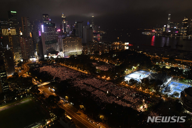 【홍콩=AP/뉴시스】홍콩 빅토리아 공원 인근에서 4일 밤 수많은 홍콩 시민들이 중국 톈안먼(天安門) 광장 유혈진압 30주년을 기념하는 촛불 집회를 벌이고 있다.