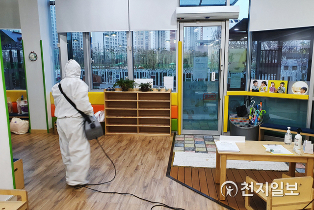 진주지역 한 어린이집에서 보건소 방역인력이 특별소독을 펼치는 모습. (제공: 진주시) ⓒ천지일보 2020.6.2