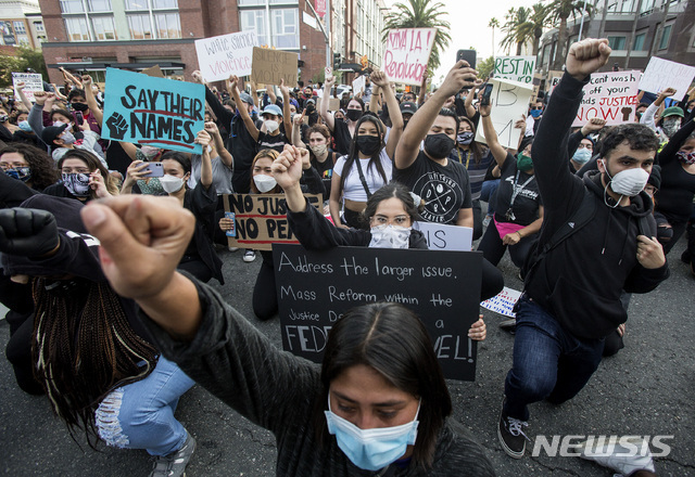 1일(현지시간) 미국 캘리포니아주 애너하임에서 백인 경찰의 과잉 진압으로 숨진 흑인 남성 조지 플로이드 사건에 대한 항의 시위가 열렸다. (출처: 뉴시스)