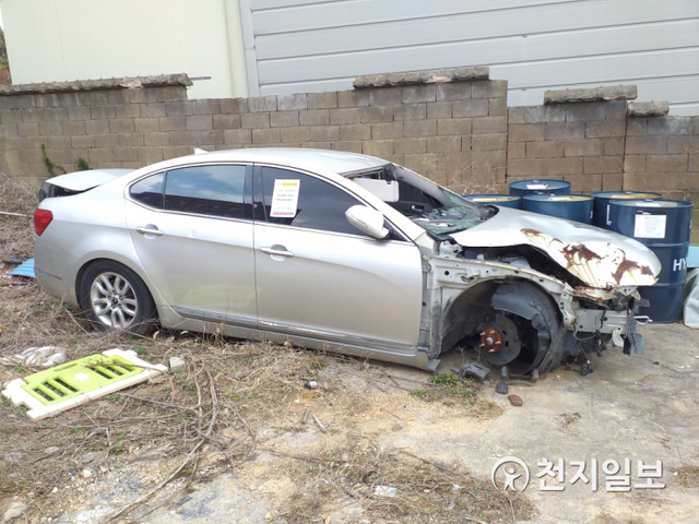 교통사고 후 무단방치 된 차량. (제공: 천안시) ⓒ천지일보 2020.6.2
