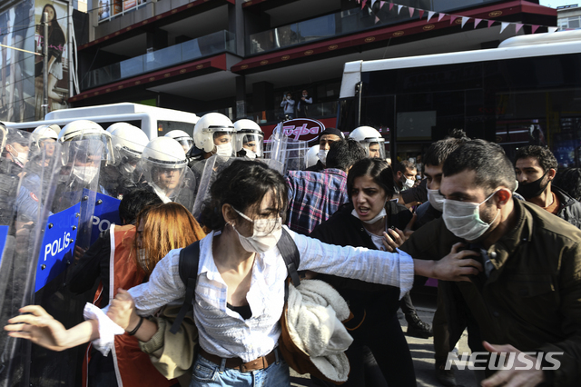 미국 백인 경찰에 의해 숨진 흑인 남성 '조지 플로이드' 사건의 분노가 전 세계로 퍼지는 가운데 2일(현지시간) 터키 이스탄불에서도 플로이드 시위가 이어져 시위대가 폭동 진압 경찰과 몸싸움을 벌이고 있다. (출처: 뉴시스)