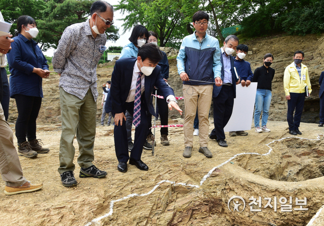 [천지일보 진주=최혜인 기자] 3일 경남 진주시 진주성(사적 제118호)에서 열린 ‘중영(中營)터 학술발굴조사 현장설명회’에서 조규일 시장이 조선시대 축조된 건물 등을 살펴보고 있다. 이날 조규일 시장은 “이번 발굴조사 자료를 바탕으로 진주성내 중영과 부속건물 복원을 추진할 계획”이라며 “일제강점기 이후 무분별하게 훼손된 진주성의 제 모습을 되찾고 역사문화 교육의 장으로 활용하겠다”고 밝혔다. (제공: 진주시) ⓒ천지일보 2020.6.3