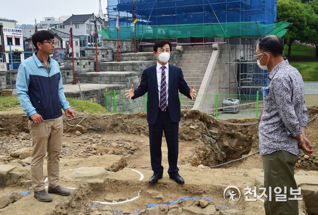 [천지일보 진주=최혜인 기자] 3일 경남 진주시 진주성(사적 제118호)에서 열린 ‘중영(中營)터 학술발굴조사 현장설명회’에서 조규일 시장이 조선시대 축조된 건물 등을 살펴보고 있다. 이날 조규일 시장은 “이번 발굴조사 자료를 바탕으로 진주성내 중영과 부속건물 복원을 추진할 계획”이라며 “일제강점기 이후 무분별하게 훼손된 진주성의 제 모습을 되찾고 역사문화 교육의 장으로 활용하겠다”고 밝혔다. (제공: 진주시) ⓒ천지일보 2020.6.3