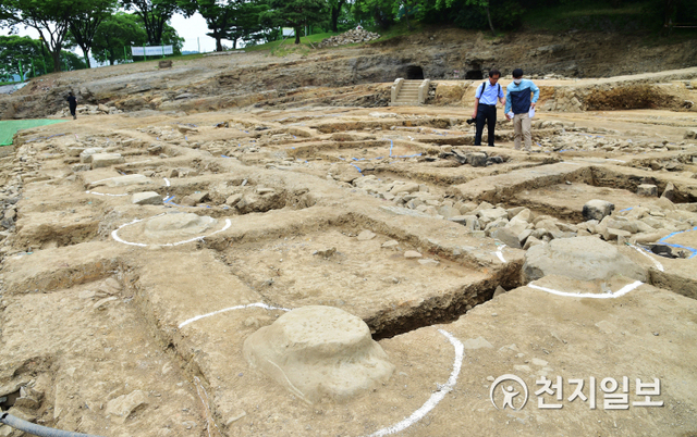 [천지일보 진주=최혜인 기자] 3일 경남 진주시 진주성(사적 제118호)에서 열린 ‘중영(中營)터 학술발굴조사 현장설명회’에서 조선시대 축조된 건물 일부가 모습을 드러내고 있다. (제공: 진주시) ⓒ천지일보 2020.6.3