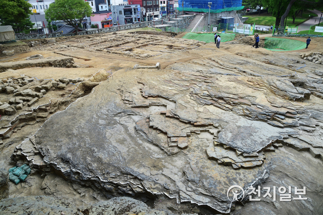 [천지일보 진주=최혜인 기자] 3일 경남 진주시 진주성(사적 제118호)에서 열린 ‘중영(中營)터 학술발굴조사 현장설명회’에서 조선시대 축조된 건물 일부가 모습을 드러내고 있다. (제공: 진주시) ⓒ천지일보 2020.6.3