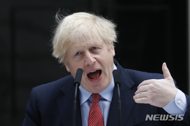 보리스 존슨 영국 총리가 27일(현지시간) 런던 총리관저 앞에서 신종 코로나바이러스 감염증(코로나19)에서 회복한 후 공무에 복귀해 성명을 발표하고 있다(출처: 뉴시스)
