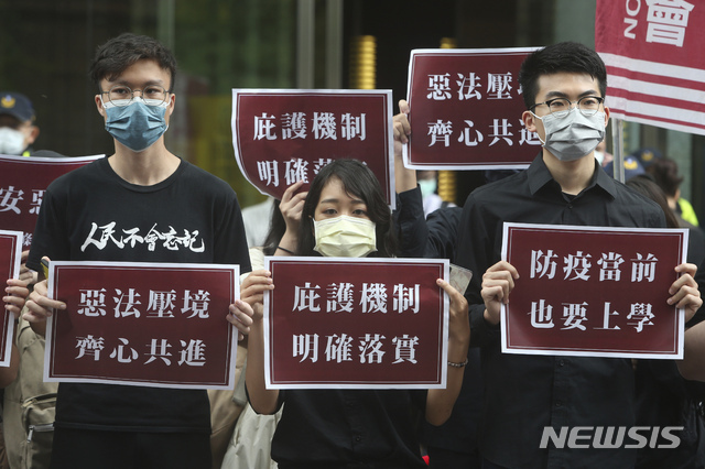 지난달 28일 대만 타이베이에서 홍콩 학생들과 대만 시민들이 중국이 강행하려고 하는 홍콩 국가보안법에 반대하는 시위를 열고 구호를 외치고 있다. (출처: 뉴시스)