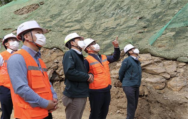 박일준 한국동서발전 사장(오른쪽에서 2번째)과 관계자들이 태백가덕산풍력 공사 현장에서 안전시설물 현황을 점검하고 있다. (제공: 한국동서발전) ⓒ천지일보 2020.6.3