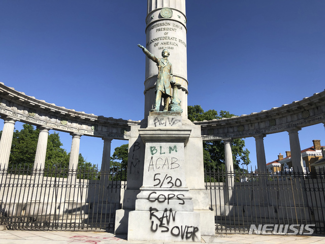 3일 미국 비지니아주 리치먼드에 있는 남부동맹 제퍼슨 데이비스 대통령의 기념탑에 5월 31일(현지시간) 경찰에 의해 살해된 흑인 남성 조지 플로이드 추모 시위대가 쓴 낙서와 욕설이 적혀있다. (출처: AP/뉴시스) 