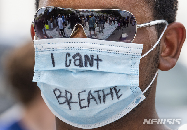 [앨라배마=AP/뉴시스] ]지난 3일 앨라배마 주 몽고메리의 앨라배마 주 의사당 건물에서 열린 흑인 생명체 시위행진에 한 시위자가 “나는 숨을 쉴 수가 없어요”라고 적힌 마스크를 착용하고 있다.