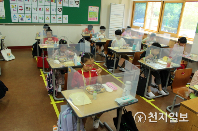 광주 장덕초 학생들이 교실에서 칸막이가 설치된 가운데 개인별 급식을 제공받고 있다. (제공: 광주시교육청) ⓒ천지일보 2020.6.4