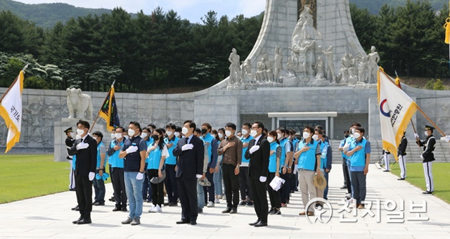 대전도시공사 임직원 100여명은 현충일을 앞두고 4일 오후 국립대전현충원을 찾아 참배하고 봉사활동을 펼쳤다. (제공: 대전도시공사) ⓒ천지일보 2020.6.4