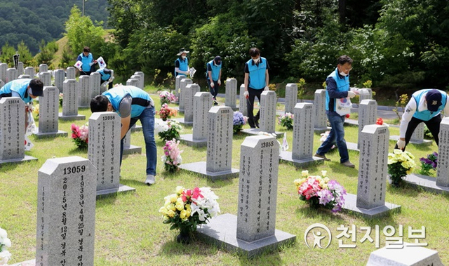 대전도시공사 임직원 100여명은 현충일을 앞두고 4일 오후 국립대전현충원을 찾아 참배하고 봉사활동을 펼쳤다. (제공: 대전도시공사) ⓒ천지일보 2020.6.4