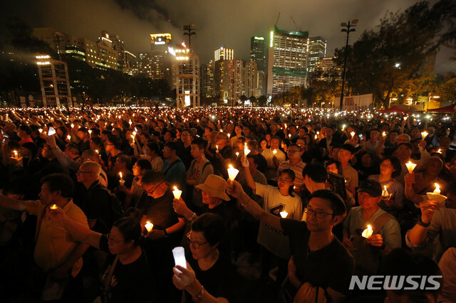 2019년 6월4일(현지시간) 홍콩 빅토리아 공원에서 수천명이 모여 톈안먼(天安門)민주화 시위 유혈진압사태 희생자 추모집회를 열고 있다. (출처: 뉴시스)