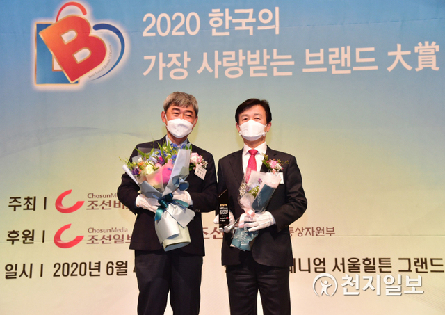 [천지일보 진주=최혜인 기자] 4일 오전 서울 힐튼 호텔에서 열린 한국의 가장 사랑받는 브랜드 시상식에서 조규일 진주시장이 ‘아이 키우기 좋은 도시’ 부문 대상을 받고 기념촬영을 하고 있다.이날 조규일 시장은 “미래세대를 위한 다양한 시책을 펼친 결과로 대상을 받게 돼 기쁘다”며 “미래 주역이 될 아이들을 부모님들이 부담 없이 행복하게 키울 수 있도록 앞으로도 차별화된 시책을 적극 발굴·추진하겠다”고 소감을 전했다. (제공: 진주시) ⓒ천지일보 2020.6.4