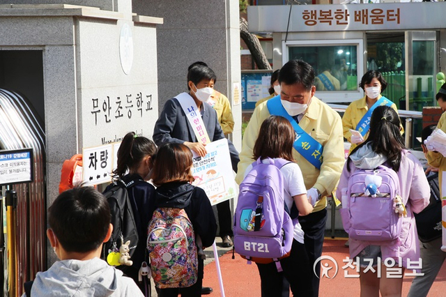 김산 무안군수가 무안초등학교에서 개학 맞이 코로나19 예방 캠페인을 시행하고 있다. (제공: 무안군) ⓒ천지일보 2020.6.4