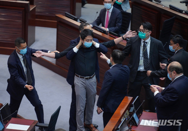 홍콩 입법회(의회)의 범민주 진영 의원들이 4일 중국 국가(國歌) 모독 금지법 표결을 둘러싸고 항의하고 있다. (출처: 뉴시스)