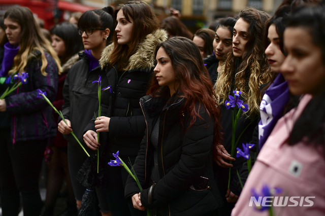 스페인 북부 팜플로나의 시청 앞에서 지난 2018년 11월23일 남성의 폭력에 의한 희생자들을 추모하기 위한 여성들이 꽃을 들고 침묵 시위를 펼치고 있다. (출처: 뉴시스)