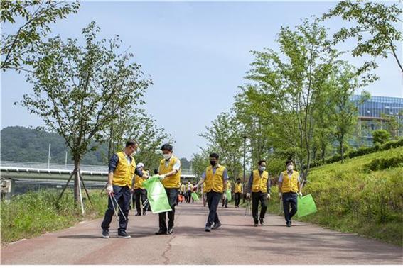 4일 오후 한국남동발전 본사 인근에서 직원들이 환경정화활동을 펼치고 있다. (제공: 한국남동발전) ⓒ천지일보 2020.6.5
