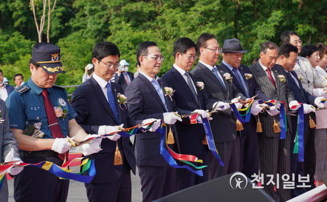 천안시가 5일 개최한 LG생활건강~남부대로 간 연결도로 개통식에 참석한 내빈들이 테이프커팅을 하고 있다. (제공: 천안시) ⓒ천지일보 2020.6.5
