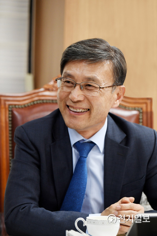 정하영 김포시장은 5일 민선7기 전반기 시정 운영에 대해 ‘잘하고 있다’는 61.9%의 김포 시민의 긍정적 평가를 받으며 “시민의 생각을 시정에 적극 반영하고, 시민이 체감할 수 있는 정책을 펼쳐 나갈 것”이라고 말했다. (제공: 김포시) ⓒ천지일보 2020.6.6