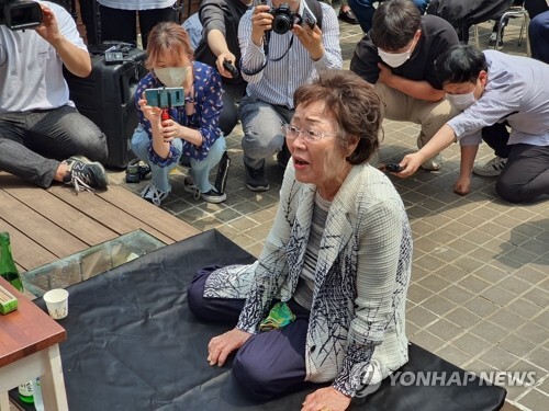 6일 대구 중구 희움 일본군 위안부 역사관에서 열린 ‘대구·경북 일본군 위안부 피해자 추모의 날’ 행사에서 추모식에 참석한 이용수 할머니가 먼저 떠난 할머니들을 떠올리며 말하고 있다. (출처: 연합뉴스)