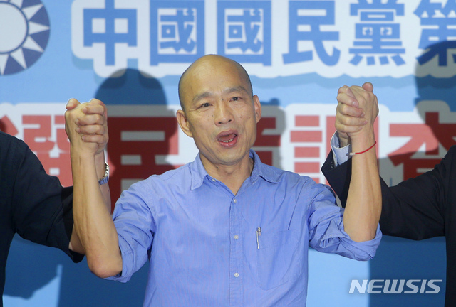 [타이베이=AP/뉴시스]사진은 한궈위(韓國瑜·62) 대만 가오슝시장이 지난해 7월15일 타이베이 시내 국민당 본부에서 지지자들과 손을 잡고 대선 승리를 다짐하는 모습. 2020.06.06