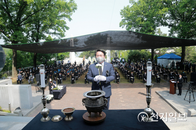 오세현 아산시장이 6일 제65회 현충일을 맞아 남산 안보공원에서 열린 ‘추념식’에서 헌화하고 있다. (제공: 아산시) ⓒ천지일보 2020.6.7