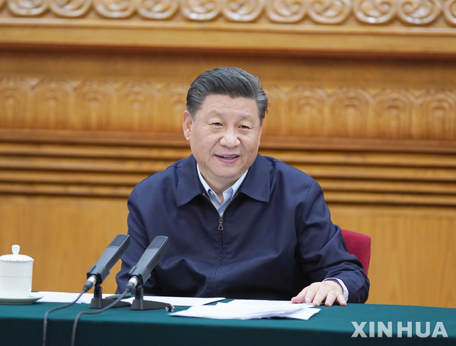 시진핑 중국 국가주석이 지난 2일 중국 베이징에서 전문가와 학자들이 참석한 좌담회를 주재하고 있다. (출처: 뉴시스)