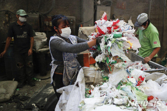 멕시코의 한 비닐공장에서 재활용 플라스틱을 이용해 쓰레기 봉지, 건설 시공용 비닐을 비롯해 코로나19 희생자 시신용 봉지를 만들고 있다(출처: 뉴시스)