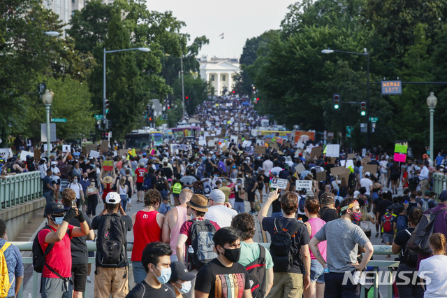 미국 수도 워싱턴DC에서 6일(현지시간) 수많은 사람들이 백악관으로 향하는 16번 도로를 행진하며 인종차별 반대 시위를 벌이고 있다. (출처:AP/뉴시스)