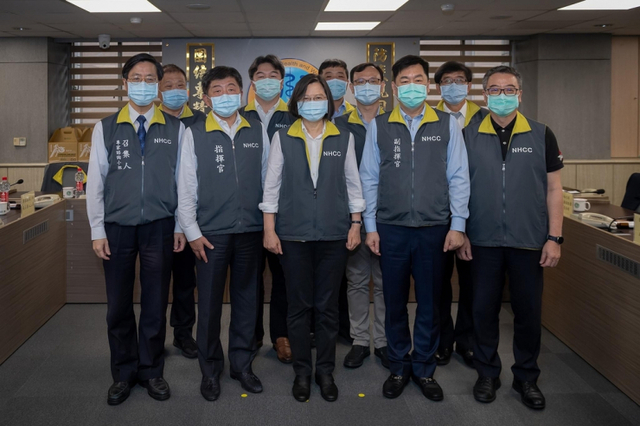 차이잉원 대만 총통(앞줄 가운데)이 지난달 19일 타이베이 전염병지휘센터를 방문해 천스중 부장(왼쪽에서 두번째) 등 관계자들과 기념 촬영을 하고 있다. (출처: 차이잉원 페이스북)