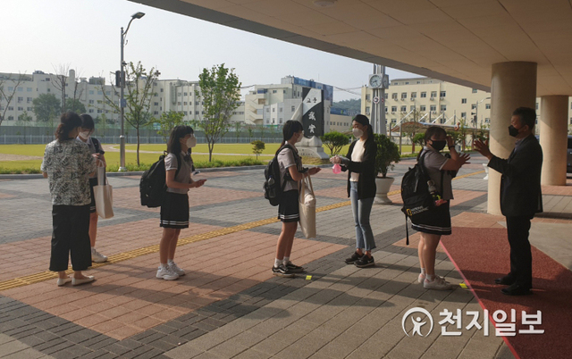 천안서여자중학교 1학년 학생들이 8일 첫 등교를 하고 있다. (제공: 천안교육지원청) ⓒ천지일보 2020.6.8
