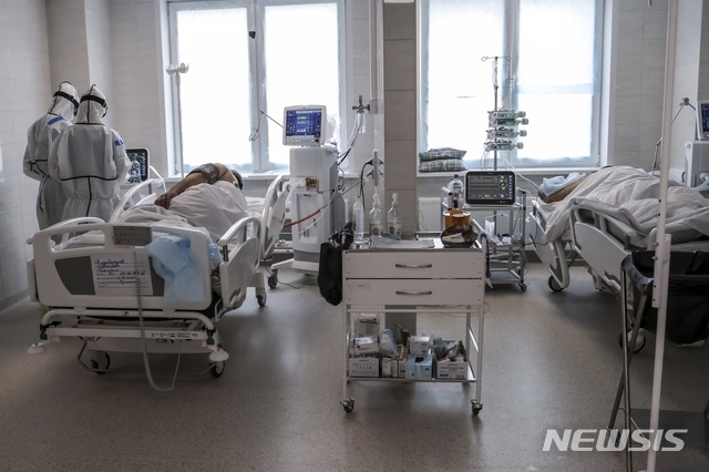 지난 2일 러시아 모스크바 한 병원의 중환자실에 코로나19 환자가 누워있는 모습. (출처: 뉴시스)