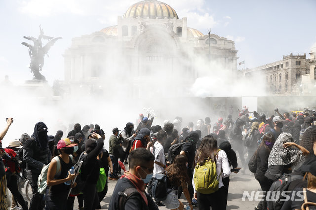 [ 멕시코시티= AP/뉴시스] 멕시코의 아나키스트 시위대가 수도 멕시코시티에서 8일(현지시간) 인종차별과 여성 살해범죄에 항의하며 격렬한 시위를 벌이고 있다. 중부 과나후아토 주에서는 마약 조직들끼리 공격을 주고 받으면서 무려 34명이 주말에 살해당했지만 오브라도르 대통령은 '마약과의 전쟁'대신 과거 신자유주의 정책의 결과라며 이를 방관한다는 비판을 받고 있다.