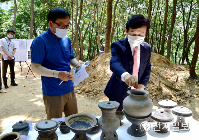 [천지일보 진주=최혜인 기자] 9일 오후 경남 진주시 신진주역세권 원형보존구역에서 열린 ‘가좌동고분군 시굴·발굴조사 현장설명회’에서 조규일 시장이 출토된 유물을 확인하고 있다.발굴조사에서는 가야시대 조성된 대형 봉토분 6기와 대가야계, 백제계, 신라계 토기류를 비롯해 철기류 등 50여점이 출토됐다. (제공: 진주시) ⓒ천지일보 2020.6.9