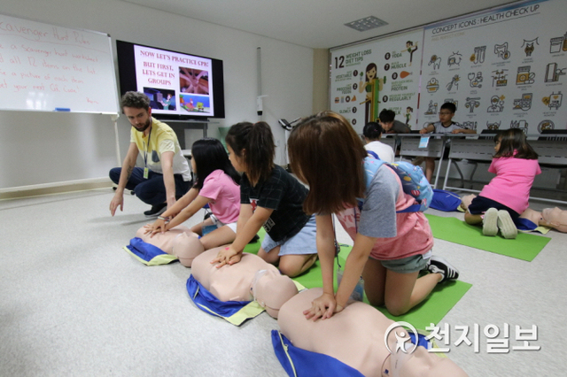 지난해 여름 수원 외국어 마을 여름캠프에 참가한 학생들이 외국인 교사로부터 심폐소생술을 배우고 있다. (제공: 수원시) ⓒ천지일보 2020.6.9