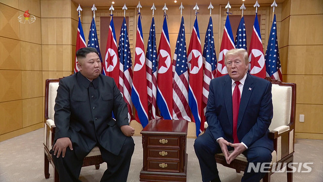 지난해 6월 30일 판문점 남측 자유의 집에서 회담하는 김정은 국방위원장과 도널드 트럼프 미국 대통령의 모습. (출처: 뉴시스)