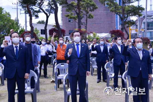 이용섭 광주시장이 10일 오전 남구 광주항교 앞 6월 항쟁 표석비 잔디마당에서 열린 ‘제33주년 6.10민주항쟁’ 기념식에 참석해 내빈들과 '임을 위한 행진곡'을 제창하고 있다. (제공: 광주시) ⓒ천지일보 2020.6.10