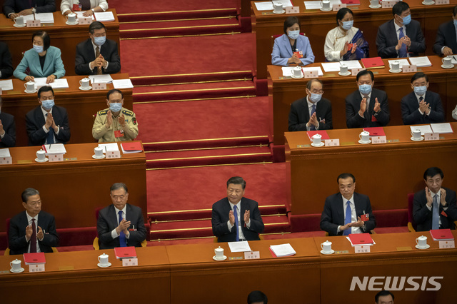 시진핑(가운데) 중국 국가주석이 28일 베이징에서 열린 제13기 전국인민대표대회 제3차 전체회의 최종회기에 참석해 홍콩 국가보안법안이 통과된 후 박수치고 있다(출처: 뉴시스)
