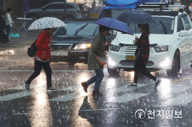 [천지일보=남승우 기자] 서울과 경기, 인천 등 일부 지역에서 호우주의보가 내려진 18일 오후 서울역 인근 사거리에서 시민들이 우산을 쓴 채 발걸음을 재촉하고 있다. ⓒ천지일보 2020.5.18