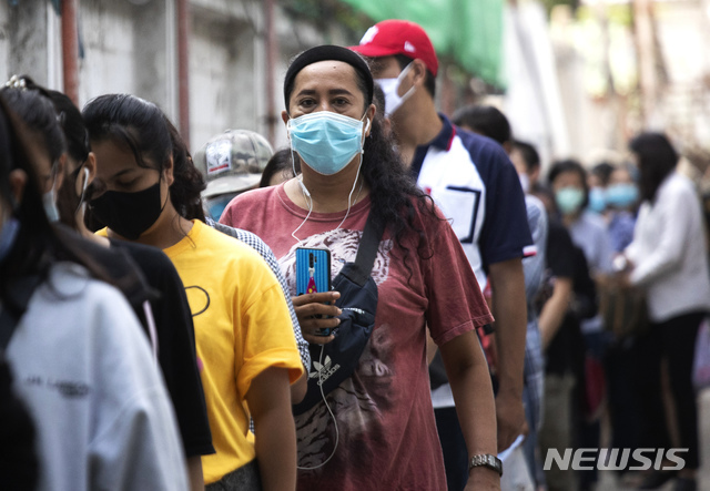 4일(현지시간) 태국 방콕의 사회보장국 앞에 코로나19 예방을 위해 마스크를 쓴 시민들이 실업급여를 청구하기 위해 줄을 서서 순서를 기다리고 있다(출처: 뉴시스)
