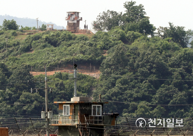 [천지일보=신창원 기자] 북한이 연일 대남비난 수위를 높이고 있는 가운데 14일 오후 경기도의 한 접경지역에서 바라본 한국군 초소 맞은편 북한군 초소에서 북한 군인이 근무를 서고 있다.ⓒ천지일보 2020.6.14