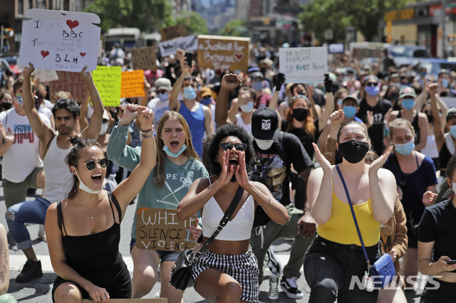 7일  통행금지가 해제된 미국 뉴욕 거리에서 시위대가 맨해튼의 번화가를 통과하며 경찰 폭력에 항의하는 구호를 외치고 있다. (출처: 뉴시스)