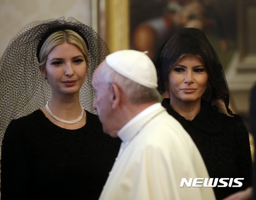 도널드 트럼프 미국 대통령의 부인 멜라니아와 딸 이방카가 2017년 5월 24일(현지시간) 바티칸에서 프란치스코 교황을 만나고 있다. (출처: 뉴시스)