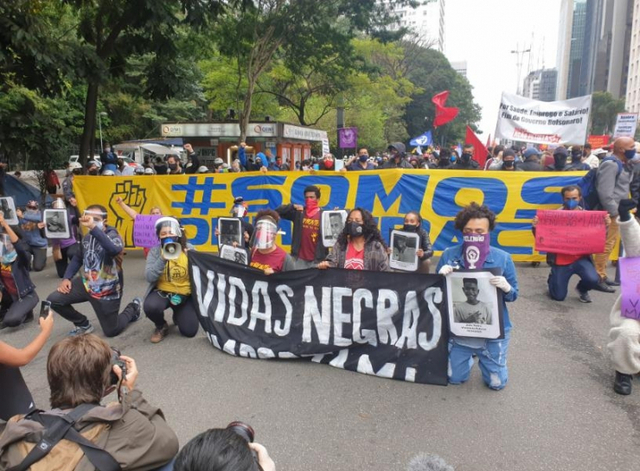 14일 오후(현지시간) 상파울루의 중심가 아베니다 파울리스타에서 시위 참가자들이 