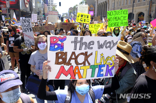 14일(현지시간) 미 캘리포니아주 로스앤젤레스에서 흑인 성 소수자(LGBTQ+) 지도자들이 주관한 '모든 흑인의 생명은 소중하다'(All Black Lives Matter)' 집회가 열려 참가자들이 각종 손팻말을 들고 있다. (출처: 뉴시스)
